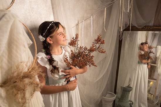 Foto de comunión con reflejo desde el espejo.
