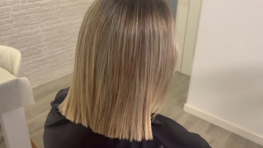Mechas babylights vainilla en cabello corto