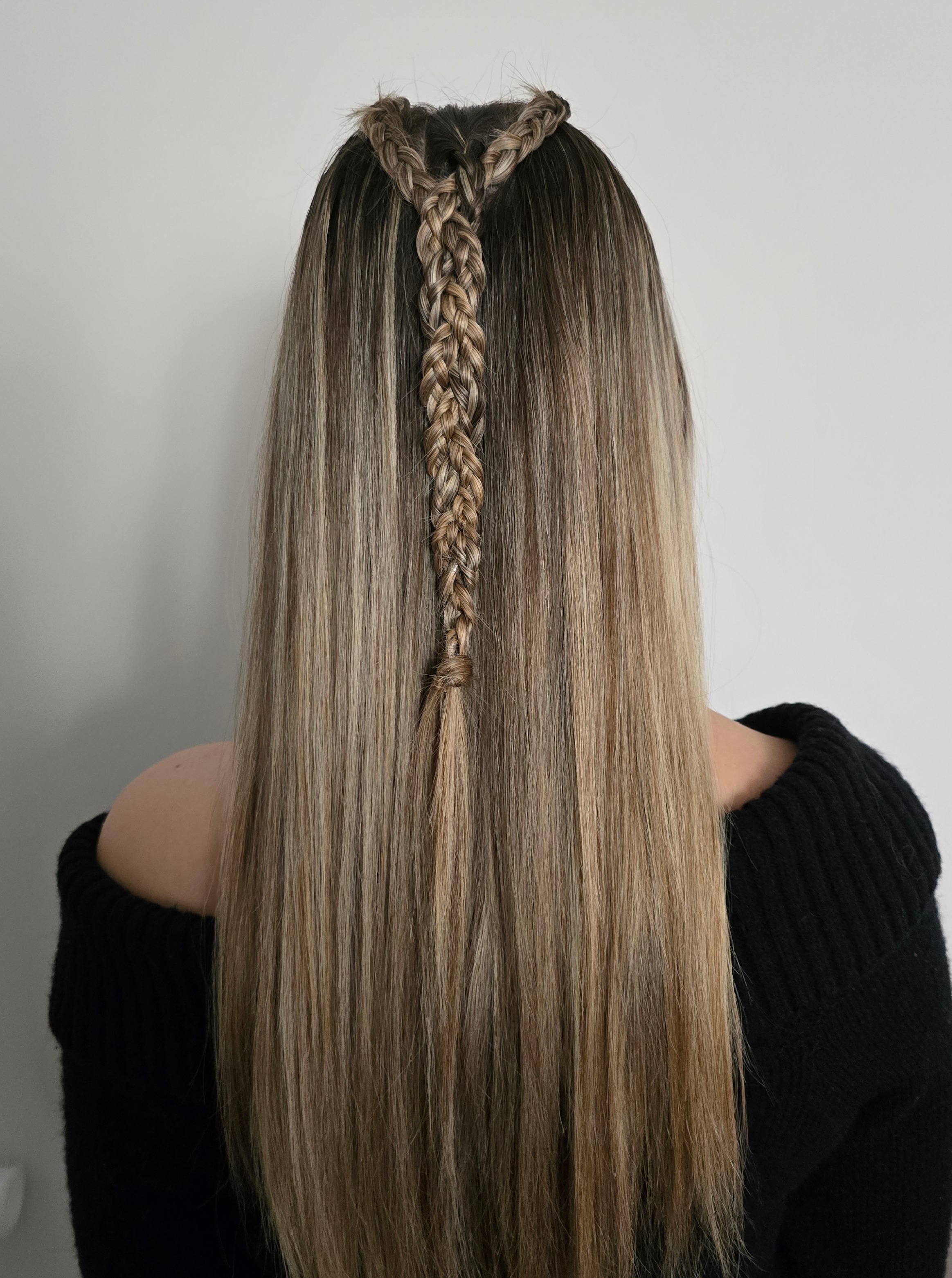 Mujer con una sombrilla en una boda